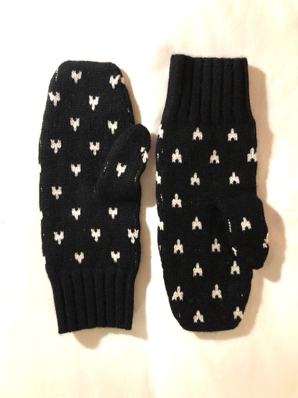 NEW! KHAITE Black & White Spotted Soft 100% Cashmere Winter Chic Mittens